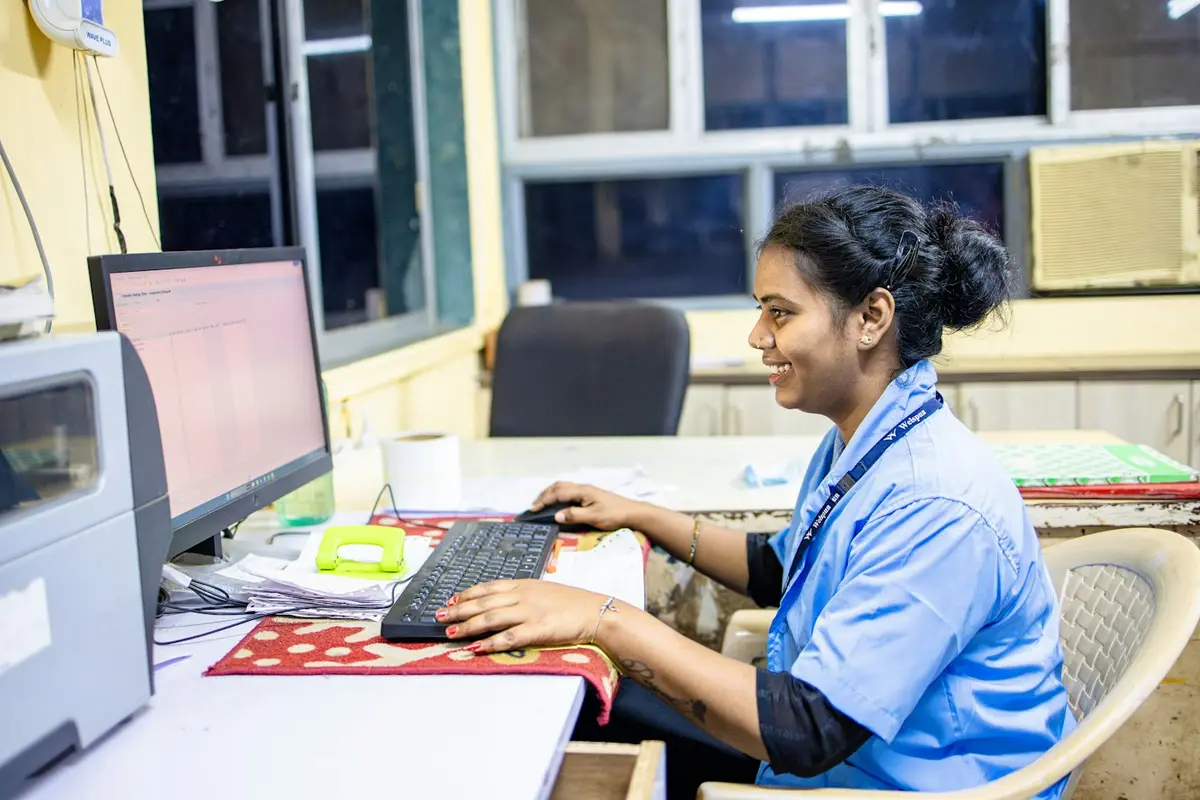 Segretaria di uno studio medico al computer